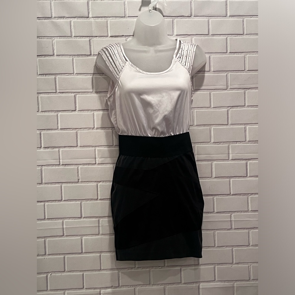 KOUTURE women sleveless black and white timeless stretch  mini dress/size S